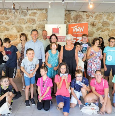 Remise de chèque aux collégiens